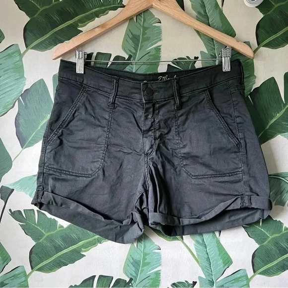 Universal Threads Dark Olive Green Mid Rise Midi Shorts Size 8/29 - Picture 1 of 6